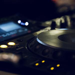 人乳宴掀衣喂乳h
